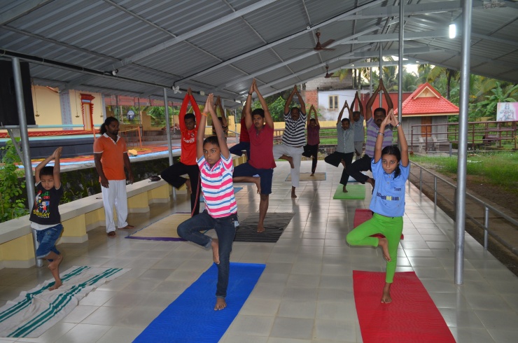 Yoga_class_in_Kilimarathukavu.jpg